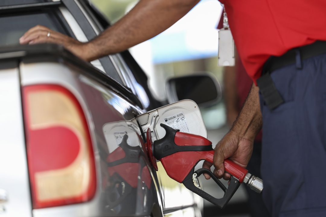 Petrobras reduz preços de gasolina para distribuidoras