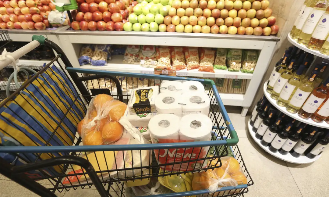 Cesta básica fica mais cara em todas as capitais