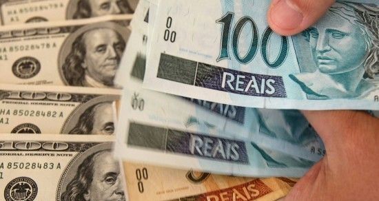 Dólar volta a bater recorde em dia tenso