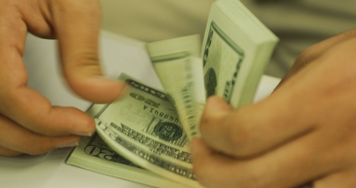 Dólar toca R$ 4,50 e bolsa tem quinta-feira instável