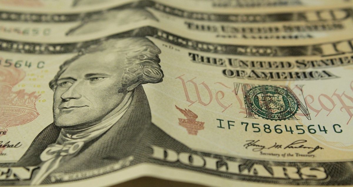 Bancos passam a cobrar dólar do dia da compra com cartão