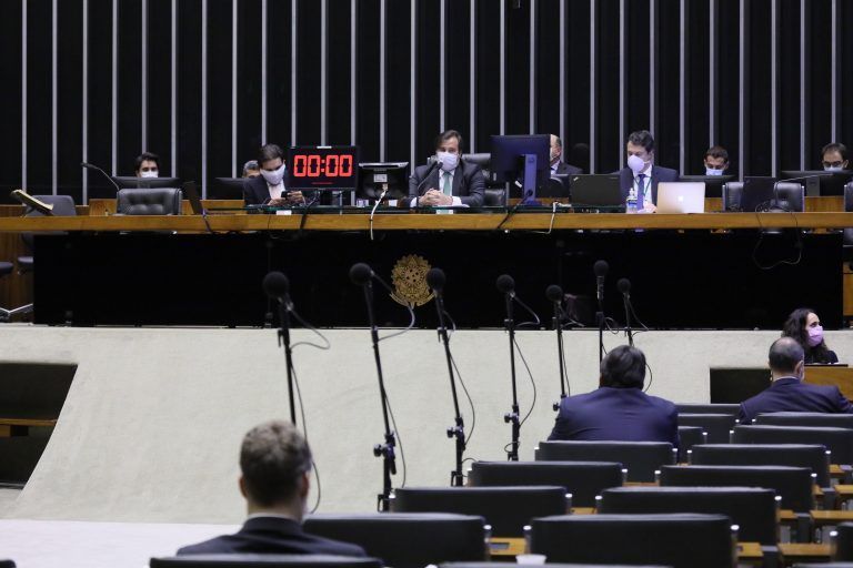 Câmara aprova PEC do orçamento de guerra em 1º turno