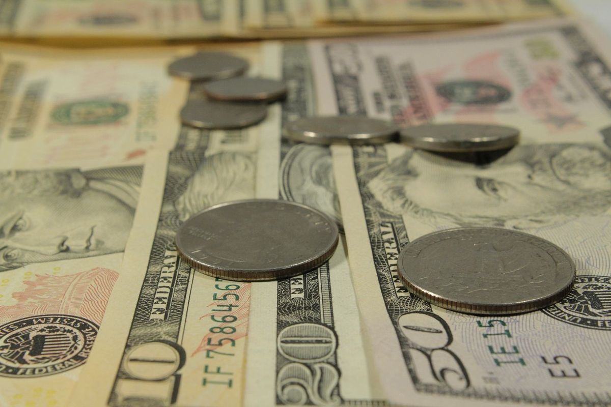 Tensão política faz dólar se aproximar de R$ 5,90