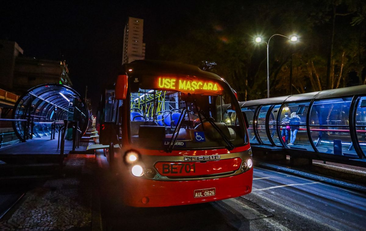 Curitiba aumenta alerta contra Covid-19 e restringe atividades