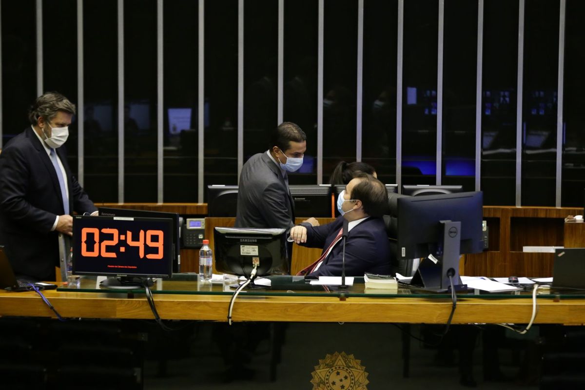 Câmara aprova MP que reduz pela metade contribuições ao Sistema S