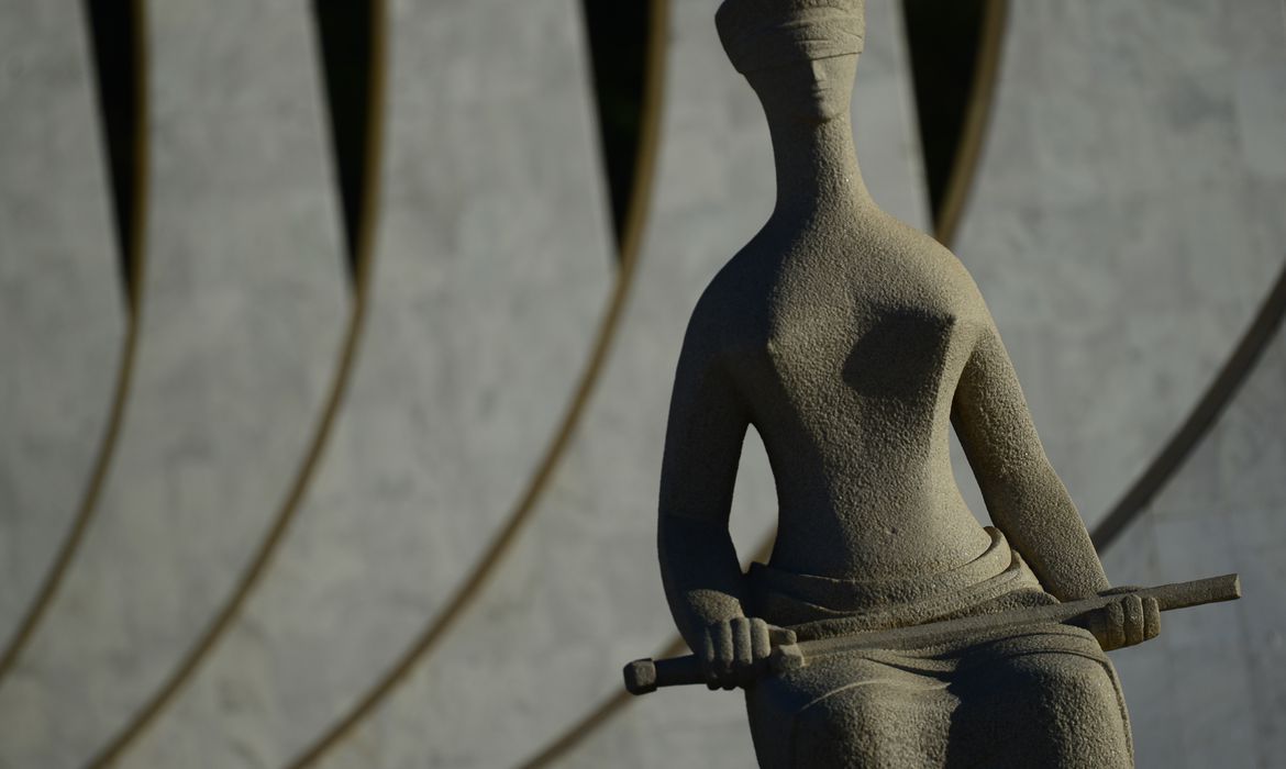 Jornada e salário de servidor não podem ser cortados