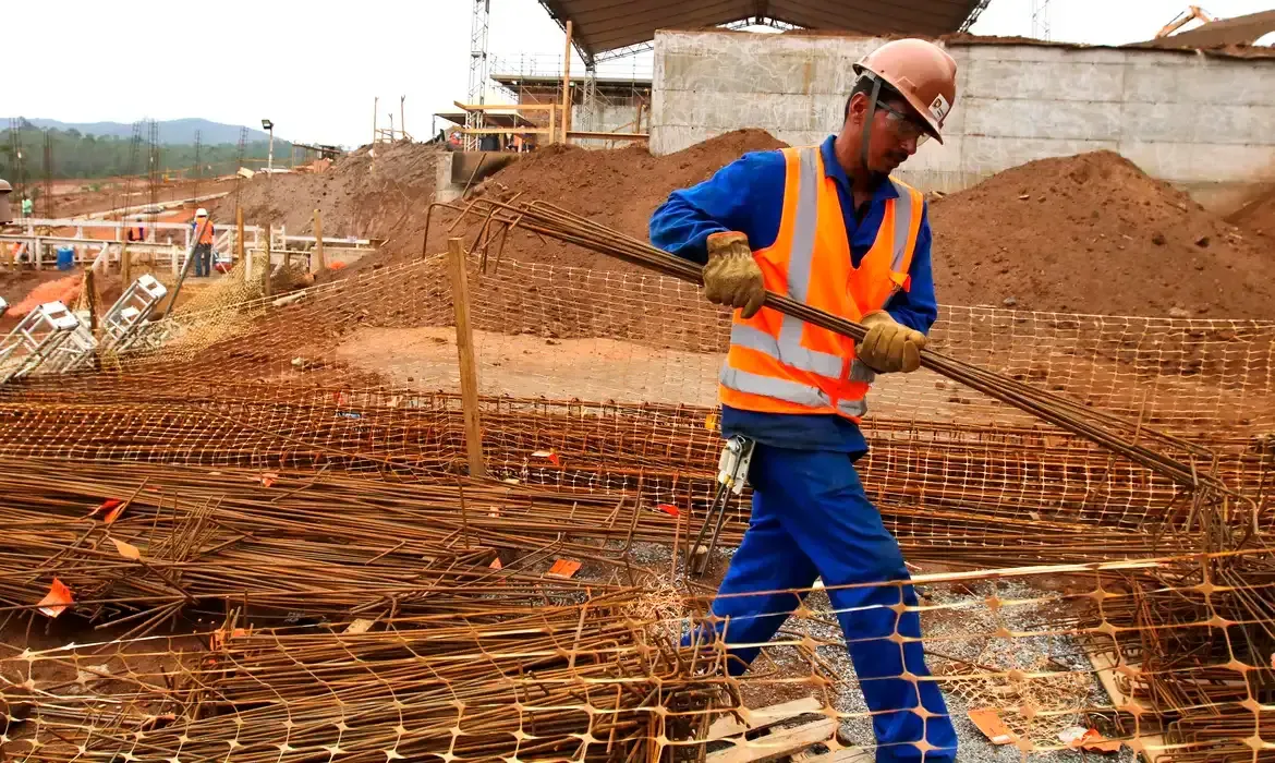Ocupação do setor da Construção subiu 2,8%, equivalente a mais 210 mil pessoas no trimestre.webp