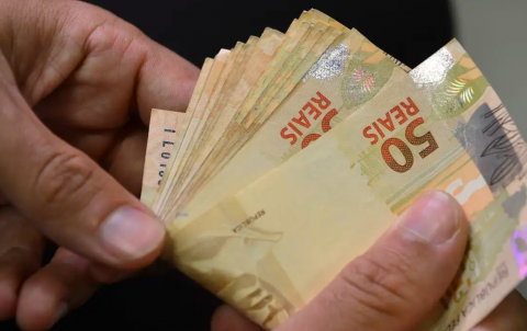 Cresce número de brasileiros que sacam dinheiro em bancos