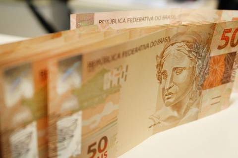 Mercado financeiro reduz previsões para inflação e câmbio