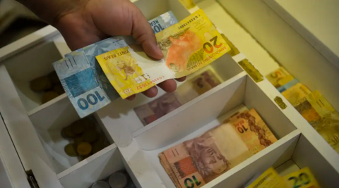 Salário mínimo de R$ 1.412 passa a valer