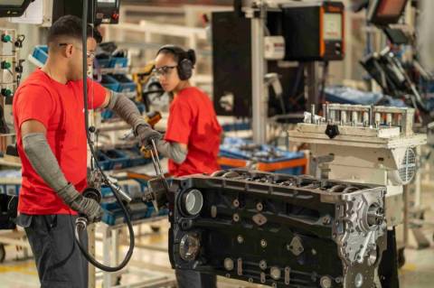 Produção industrial recua em fevereiro