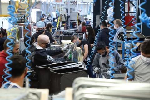 Brasil cria 240 mil empregos em abril