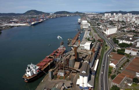 Ministério revisa para cima projeção de superávit comercial