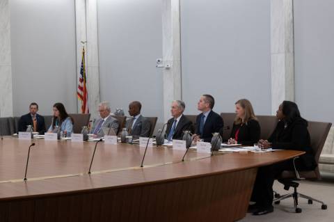 Fed mantém juros entre 5,25% e 5,5%