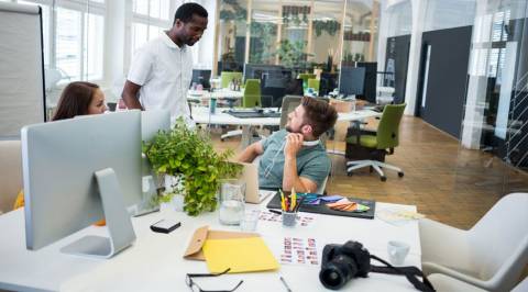 Setor de serviços cresce pelo segundo mês e renova patamar recorde