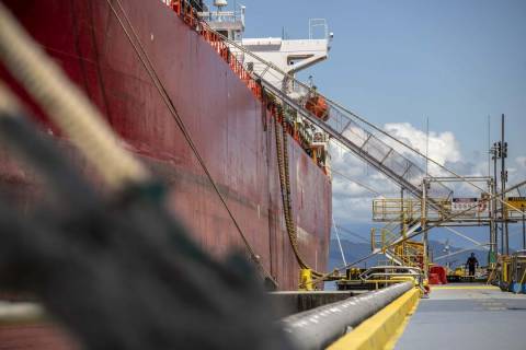 Alta de importações faz superávit comercial recuar em novembro