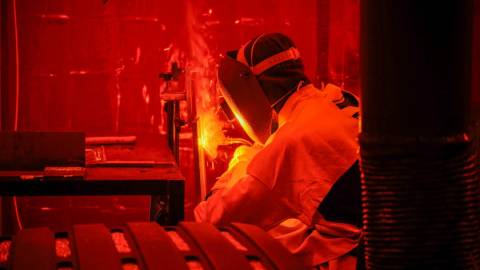 Faturamento da indústria acumula alta de quase 18% no ano