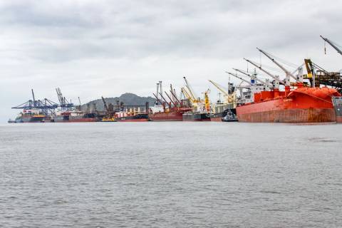 Superávit da balança comercial cai 65,1% em janeiro