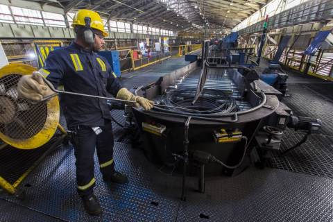 Produção industrial cai em janeiro