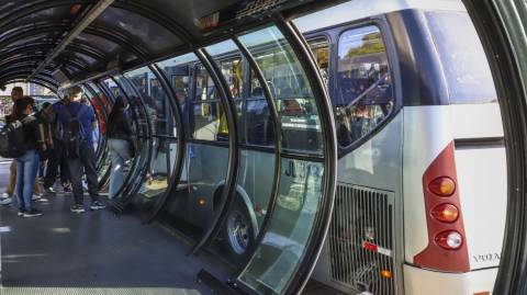 Setor de serviços recua 0,2% em janeiro