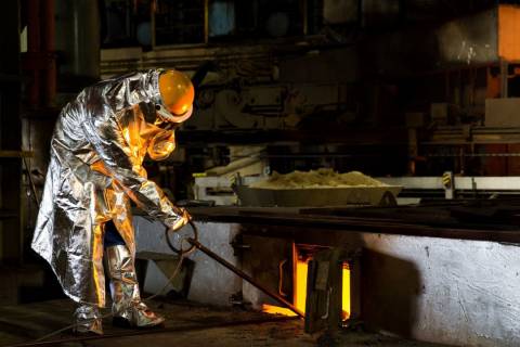 Produção industrial cai pelo quarto mês consecutivo