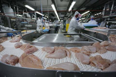 China e UE suspendem compra de frango do Brasil