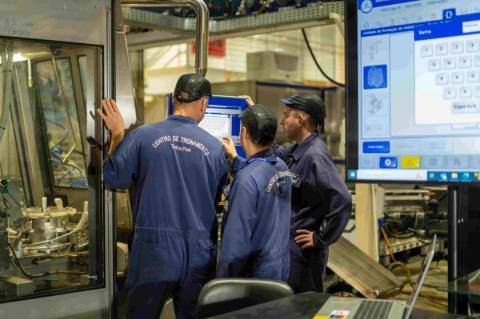 Emprego industrial cai pela primeira vez em 18 meses