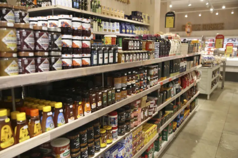 Varejo recua 0,4% em abril