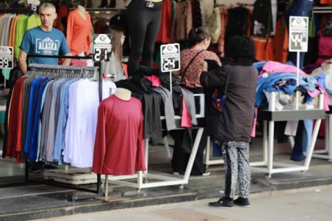 Intenção de consumo das famílias apresenta leve alta em junho