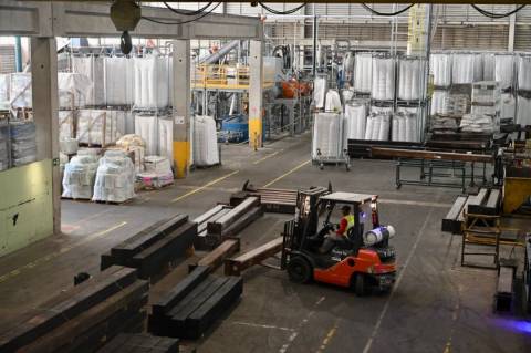 CNI projeta crescimento menor da indústria no ano