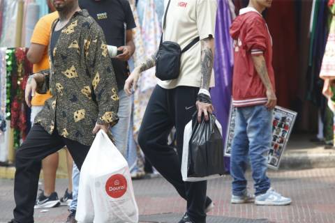 Comércio volta a crescer após quatro meses de queda