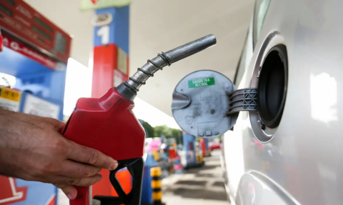 Petrobras reduz preços de gasolina para distribuidoras em 4,9%
