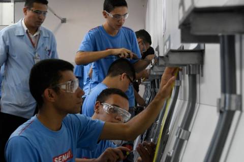 Jovens priorizam salário, possibilidade de crescimento e benefícios, mostra pesquisa