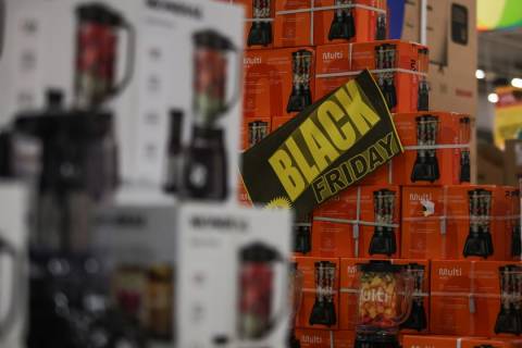 Endividamento e inadimplência das famílias recuam em novembro