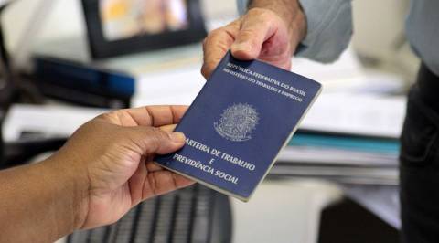 Desocupação cai para 5,2%