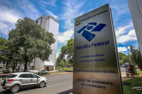 Arrecadação federal sobe e bate recorde em 2025