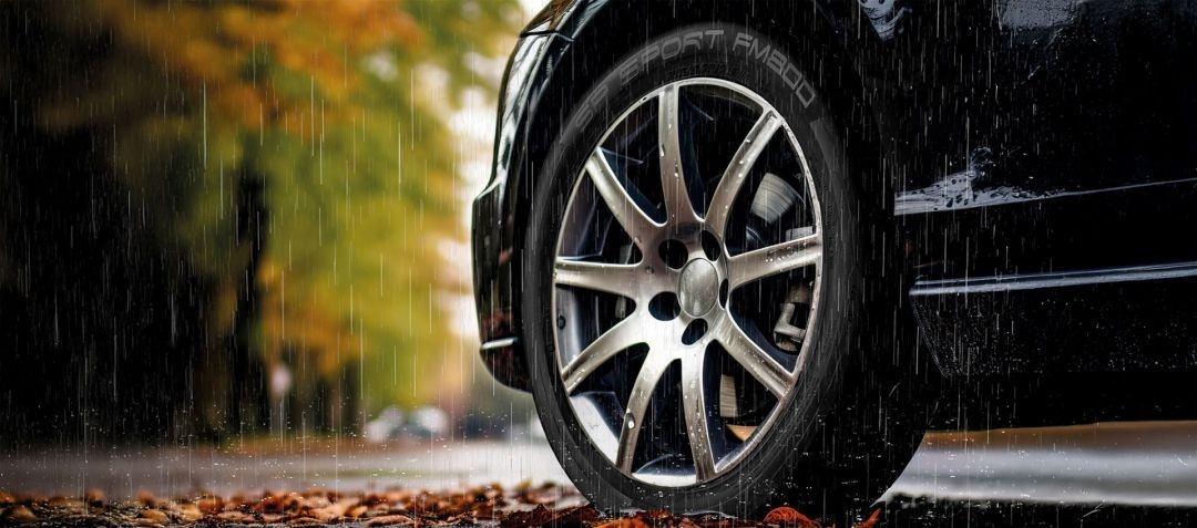 Desenvolvidos e testados para as condições do Brasil, os pneus Dunlop traduzem engenharia avançada em segurança real no dia a dia. Mesmo em situações desafiadoras, como pistas molhadas, a tecnologia da marca entrega aderência, estabilidade e tranquilidade, reafirmando o conceito
Quem Tem, Anda Bem