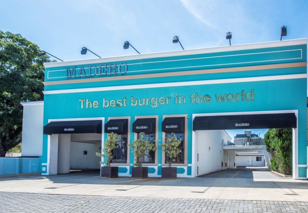 Outro pilar do crescimento do grupo é a filosofia que coloca as pessoas no centro do negócio, incluindo escuta ativa de clientes e funcionários