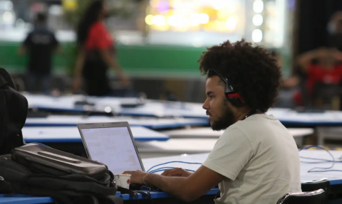 Serviços avançam 0,1% em fevereiro