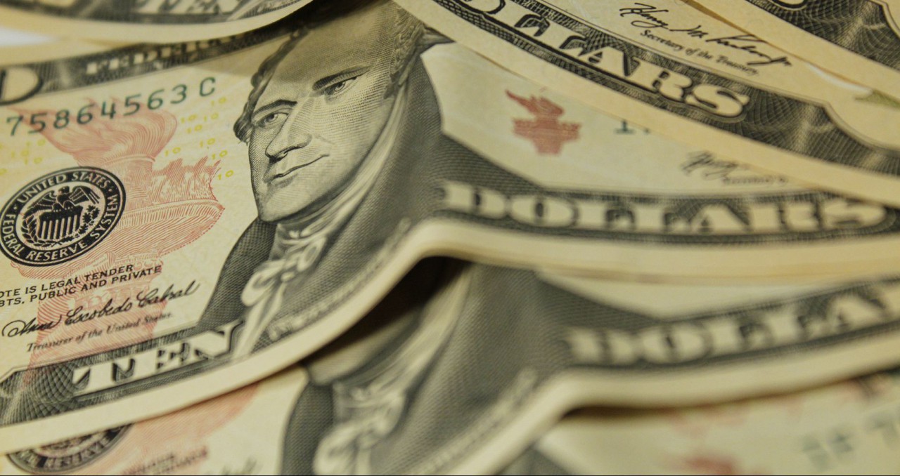 Dólar tem maior alta em 13 meses, cotado a R$ 3,81