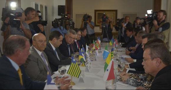 Governadores aceitam acordo e Estados terão carência de seis meses na dívida