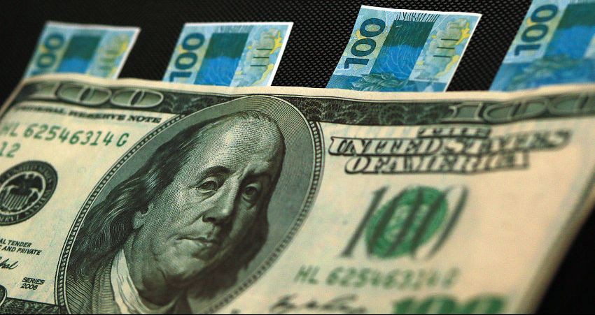 Dólar fecha agosto com alta acumulada de 22,8% no ano