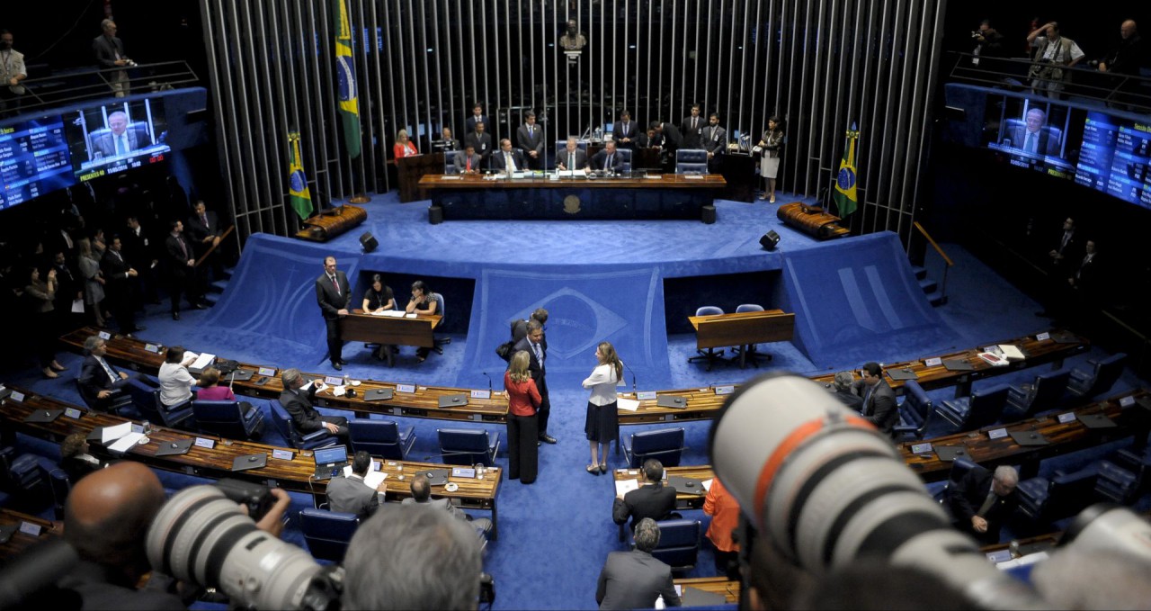 Senado aprova admissão do impeachment de Dilma