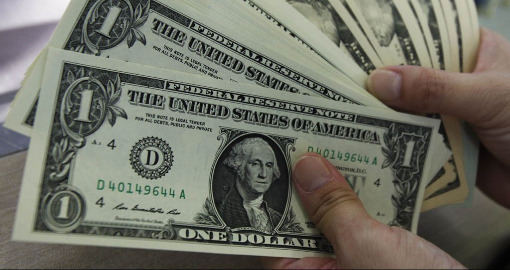 Dólar fecha no menor nível em mais de um ano
