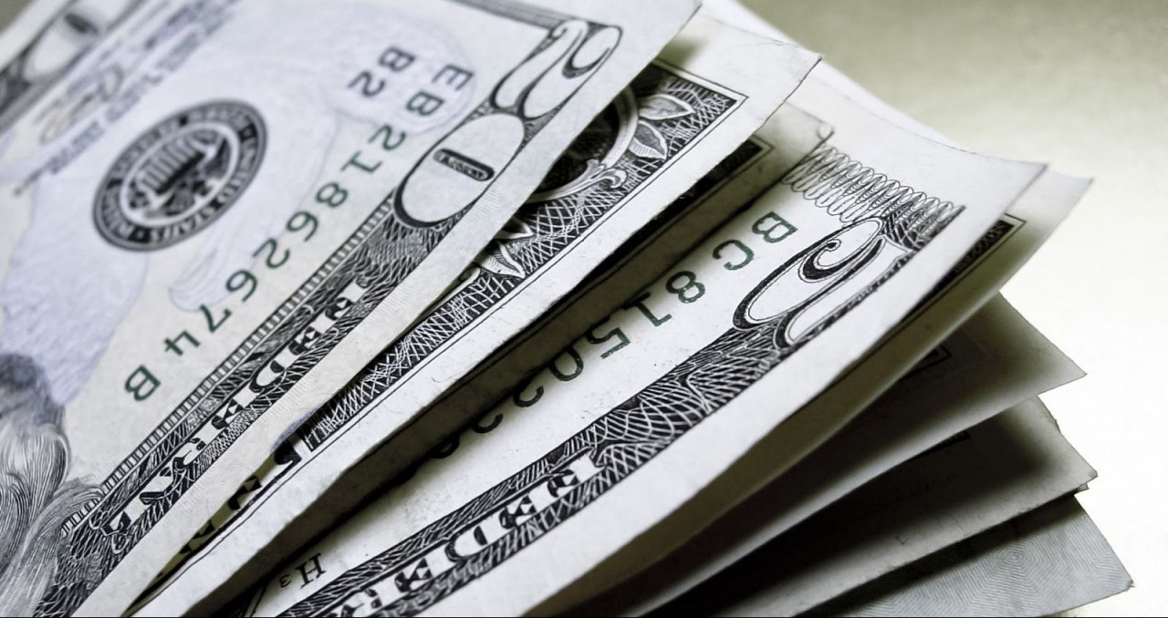 Dólar tem dia de forte alta, fechando em R$ 3,9344