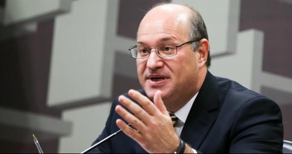 “País tem amortecedores robustos”, afirma Ilan