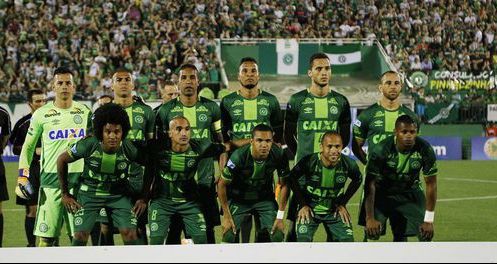 Queda do avião da Chapecoense comove o mundo