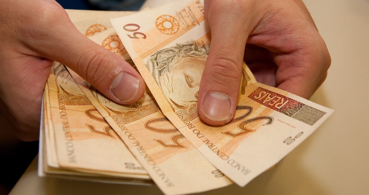 Governo eleva salário mínimo para R$ 1.045