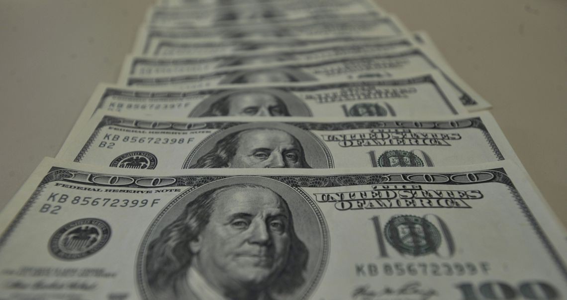 Dólar supera R$ 4,10 e fecha no maior valor em oito meses