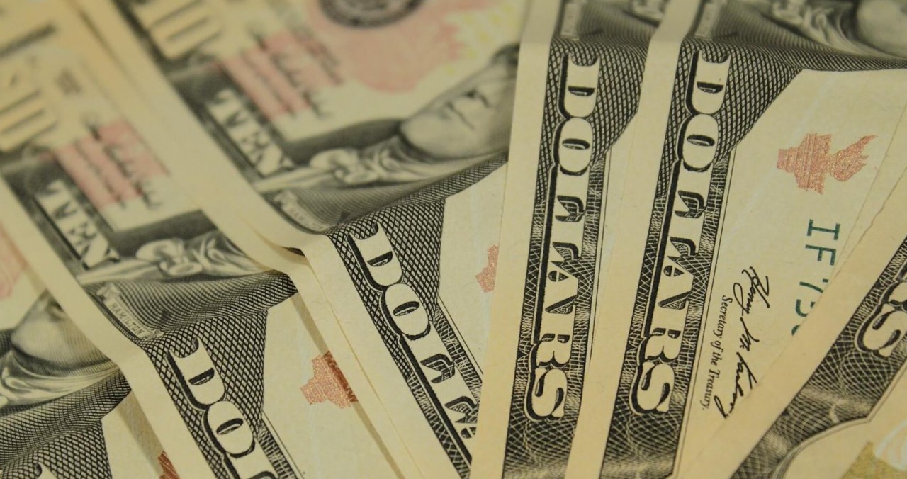 Dólar encosta em R$ 4 e fecha no maior valor em sete meses